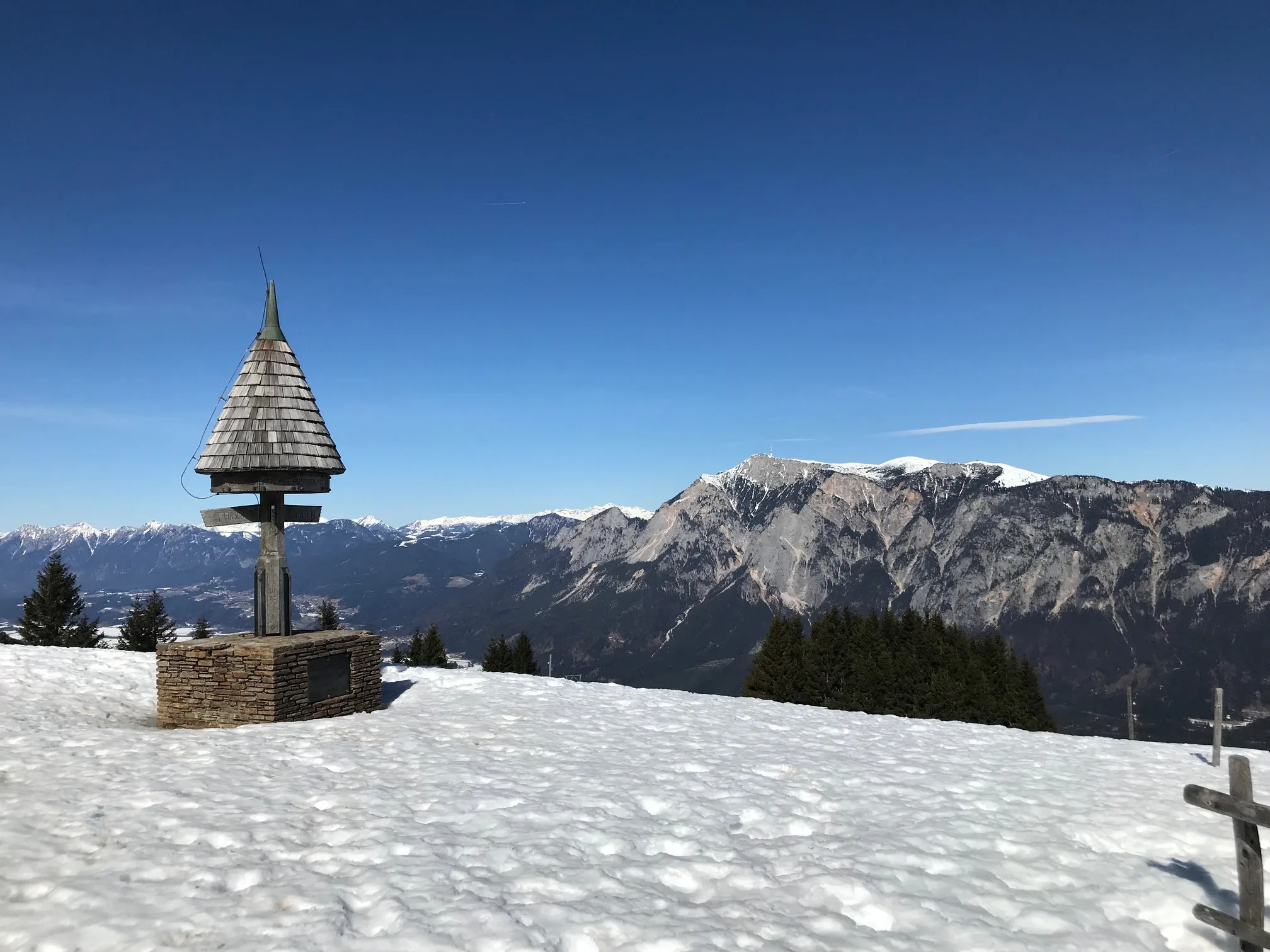 Bergtop bij het Drielandenpunt met houten piramide