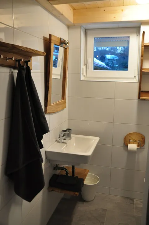 Wastafel met spiegel in de badkamer