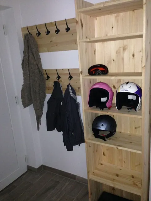 Entree met kapstok en opbergruimte voor skispullen