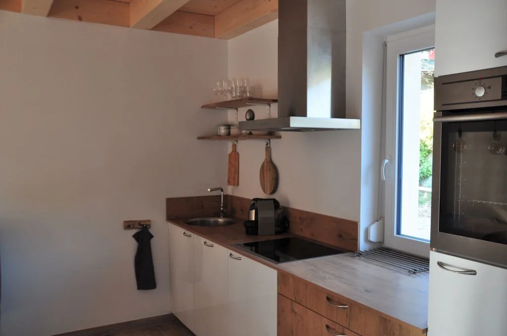 Open keuken met houten aanrechtblad