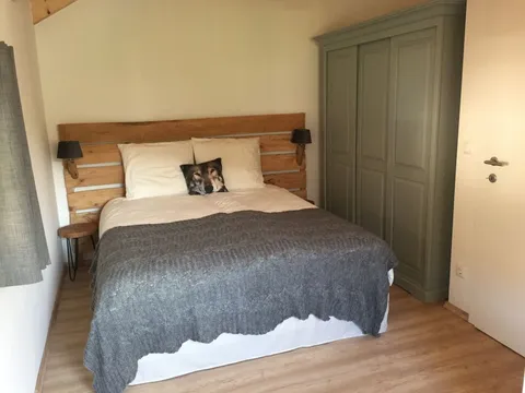 Tweepersoonsbed met stenen hoofdbord in slaapkamer 2