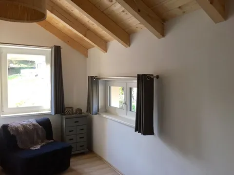 Daglicht door het raam van slaapkamer 2