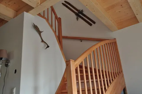 Houten trap naar de eerste verdieping