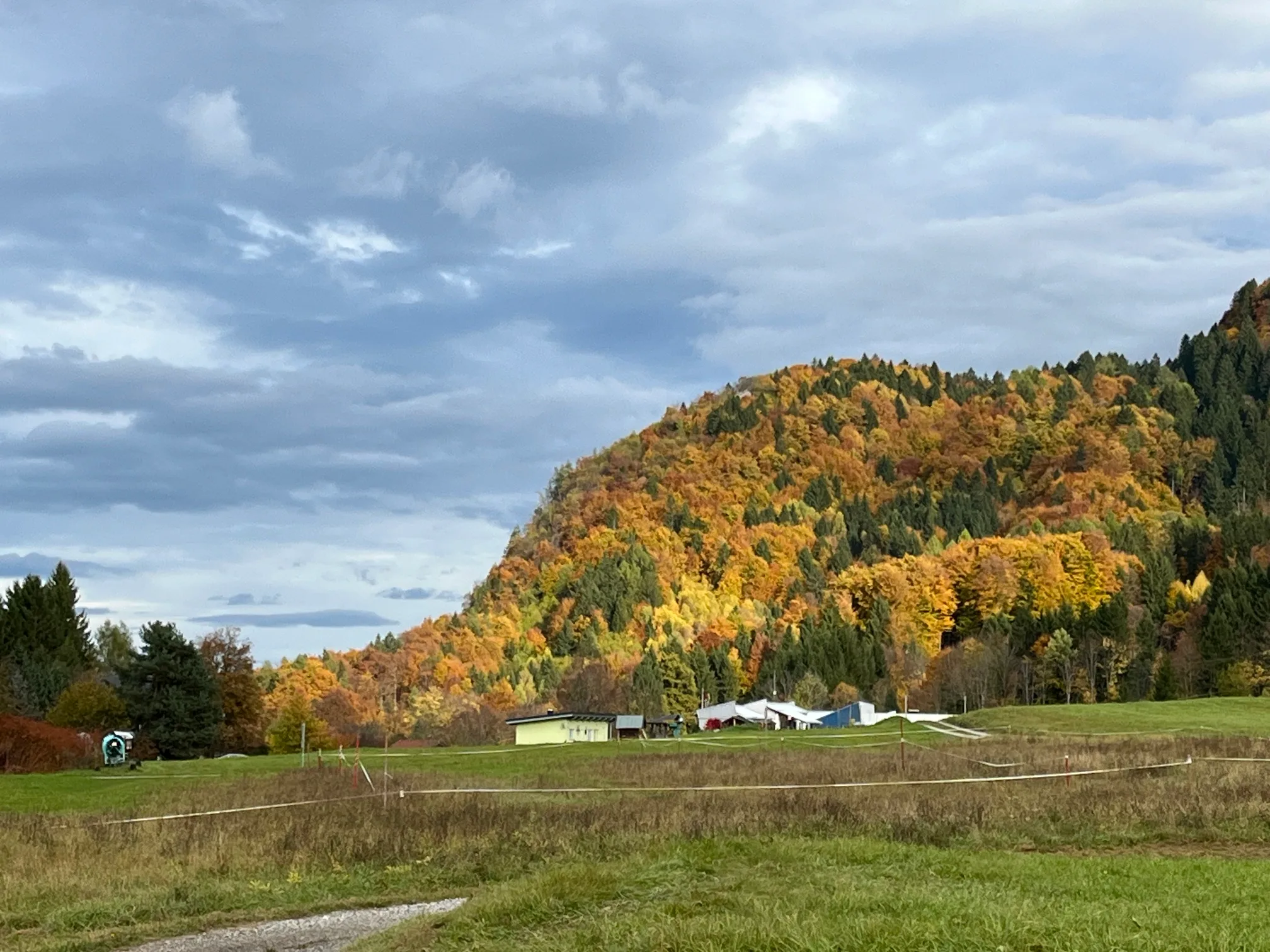 Herfstkleuren op de heuvels rond Karinthië