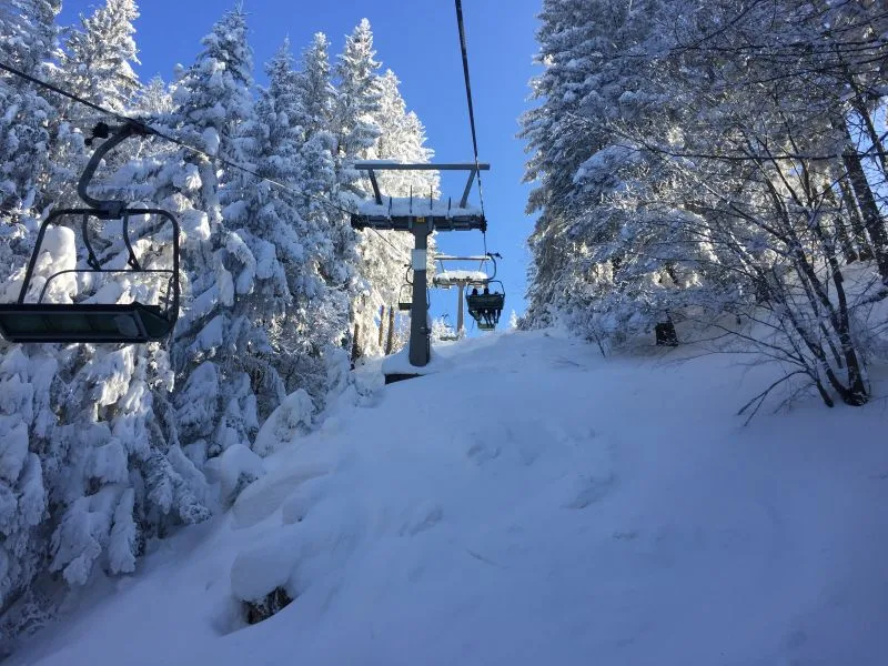 Skilift door besneeuwd bos naar het Drielandenpunt