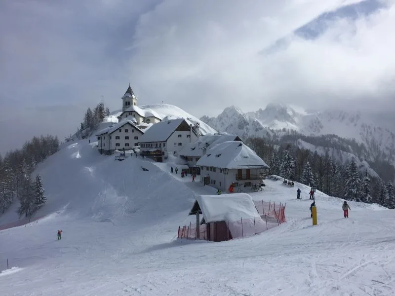 Bergdorp Monte Lussari bij Tarvisio in de sneeuw
