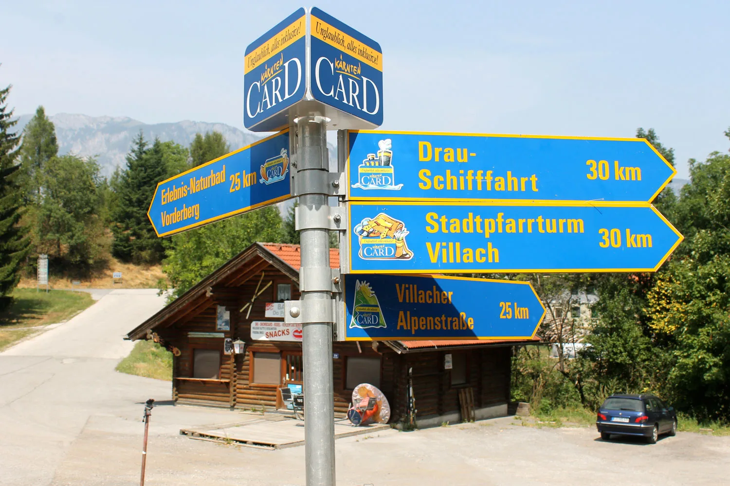 Wegwijzer met Kärnten Card-informatie in Arnoldstein